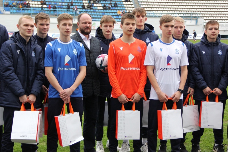 «Ростелеком» презентовал молодёжке брянского «Динамо» два комплекта игровой формы