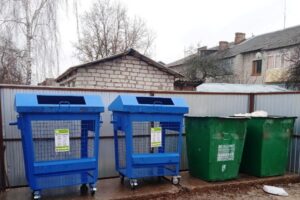 Брянские мусорщики устанавливают сетчатые контейнеры для вторсырья в пяти районах