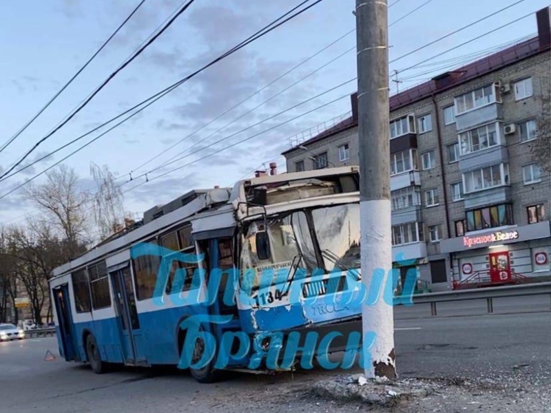 Троллейбус в Брянске врезался в столб