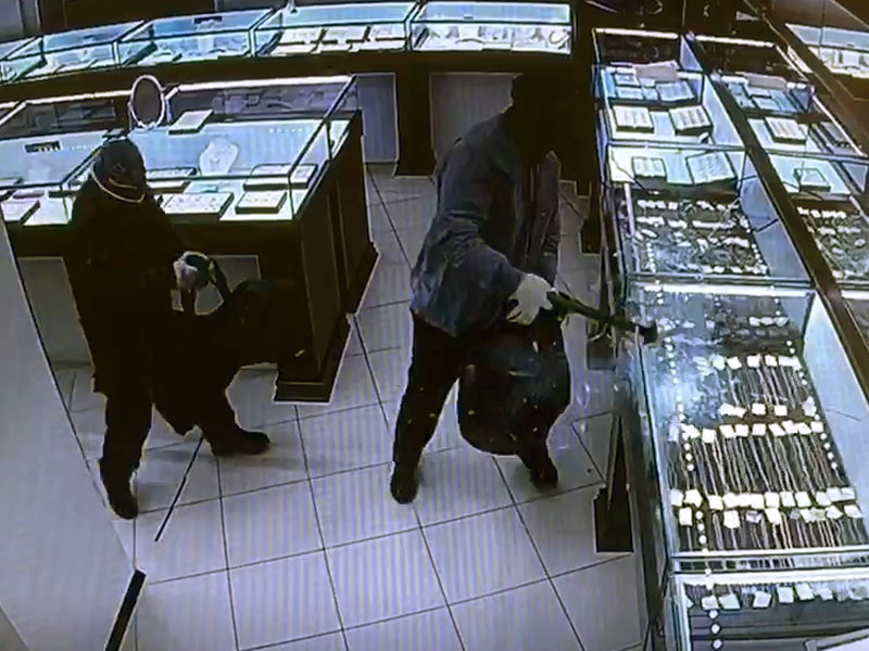 В Брянске трое грабителей с молотками «обнесли» ювелирный магазин «Изумруд» на 2 млн. рублей