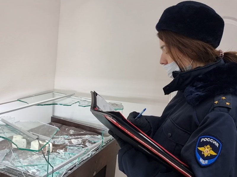 В Брянске трое грабителей с молотками «обнесли» ювелирный магазин «Изумруд» на 2 млн. рублей