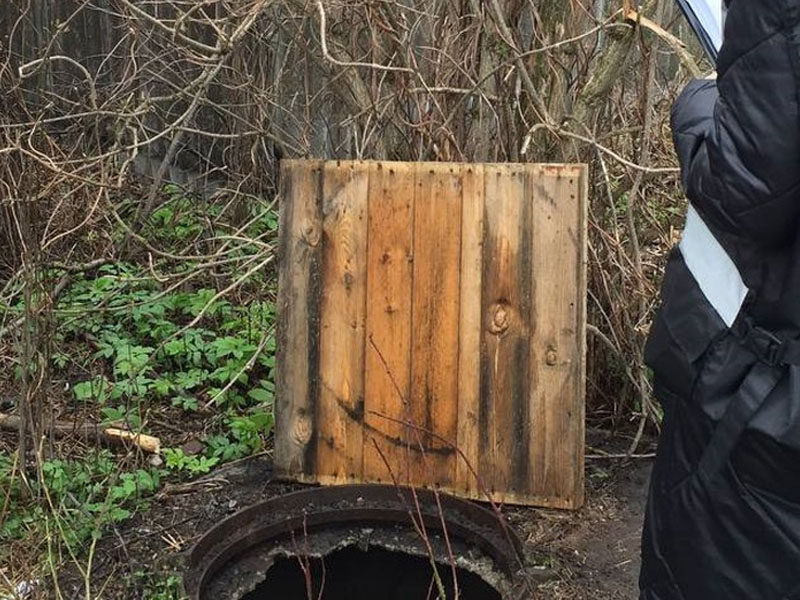Клинцовское предприятие наказали за «прикрытый деревянным щитом» люк колодца, в котором погиб 5-летний мальчик