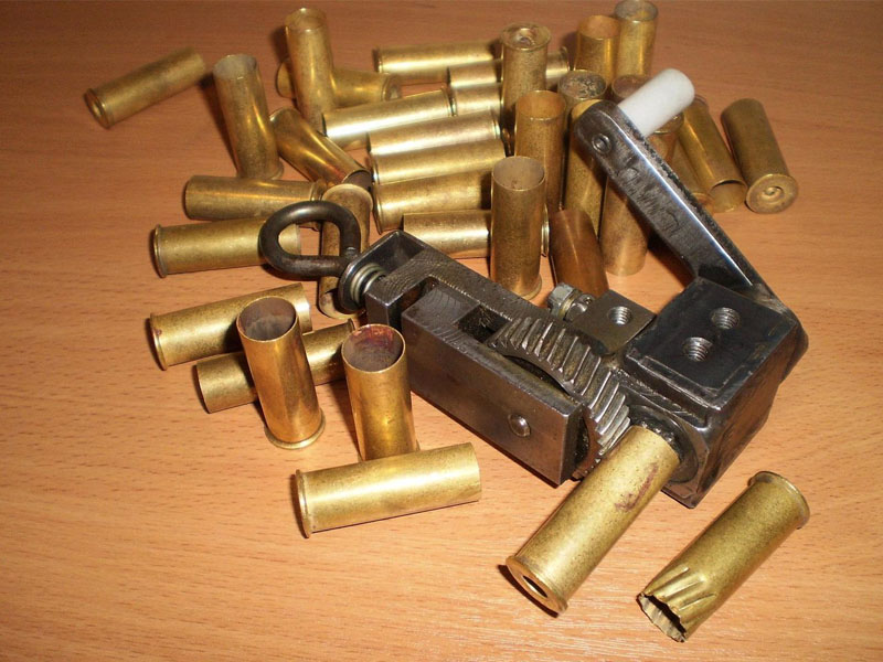 Комаричского уголовника поймали на изготовлении патронов. Для охотничьего ружья