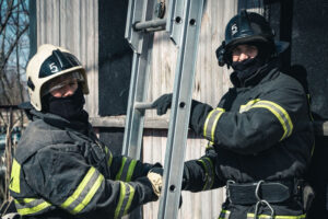 Брянские спасатели отмечают День пожарной лестницы