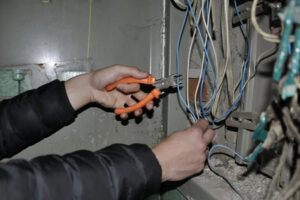 Общежитие в Фокино под Брянском на сутки осталось без света — украли электропроводку