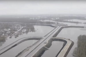 В Брянске показали «большую воду» у новой дороги-дамбы и строящегося моста через Десну с высоты птичьего полёта