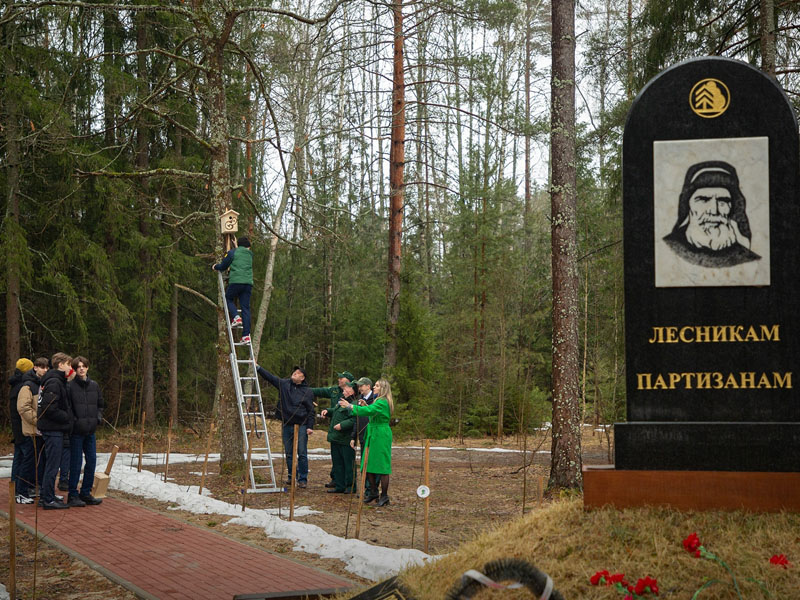 У памятника Лесникам-партизанам под Брянском развесили скворечники