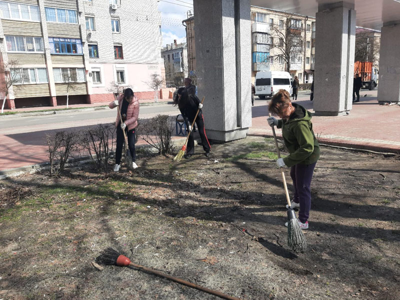 В Брянске после отмененного 16 апреля субботника провели «санитарную пятницу». С «подкормкой» сквера