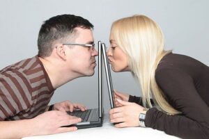 Неожиданные связи: сайты знакомств помогают сэкономить время почти 40% их пользователей