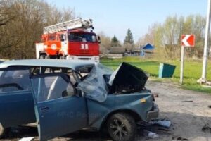 На дороге под Карачевом спасатели вырезали из легковушки зажатого водителя