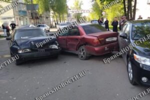 В Новозыбкове один водитель разбил три автомобиля в ДТП