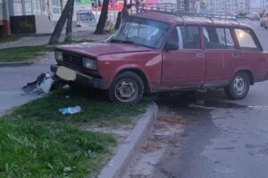 Полиция ищет свидетелей ДТП на переулке Пилотов: «четвёрка» протаранила Ford Escort