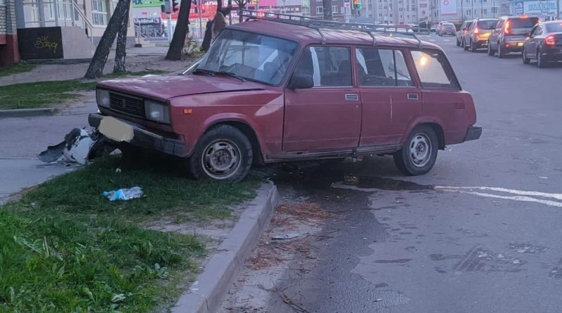 В Брянске водитель «четвёрки» протаранил иномарку, выезжая с парковки