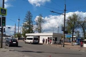 В Брянске на проспекте Московском Lada сбила 20-летнего парня, переходившего на «зеленый»