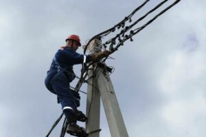 Специалисты «Брянскэнерго» восстанавливают нарушенное непогодой электроснабжение в трёх районах Брянской области