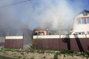 В пригороде Брянска в одном пожаре сгорели два жилых дома