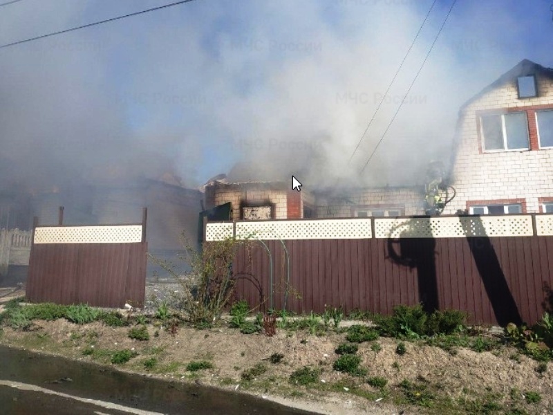 В пригороде Брянска в одном пожаре сгорели два жилых дома