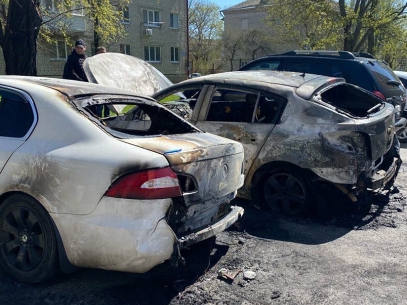 В Клинцах сгорели два легковых автомобиля