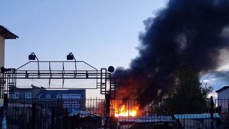 Брянские пожарные три часа тушили полыхающий склад рядом с Бежицким рынком