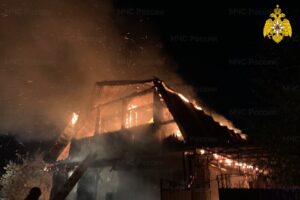 Горевший частный дом в Жуковке тушили шесть часов