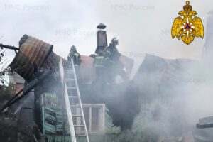 В Брянске утром сгорел жилой дом. Жертв нет