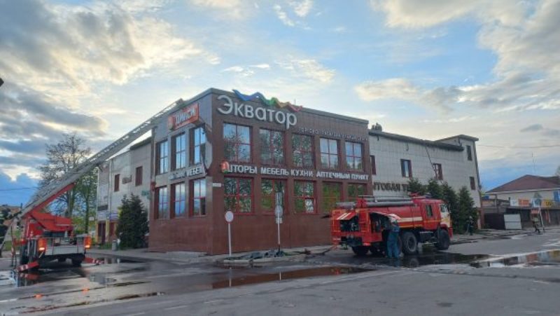 Горевший торговый центр «Экватор» в Жуковке тушили пять часов. Жертв нет