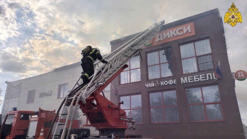 Горевший торговый центр «Экватор» в Жуковке тушили пять часов. Жертв нет