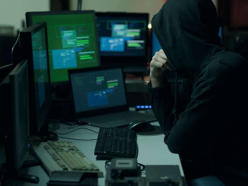Ночью 9 мая хакеры взломали российские каналы и показали «украинские» сообщения