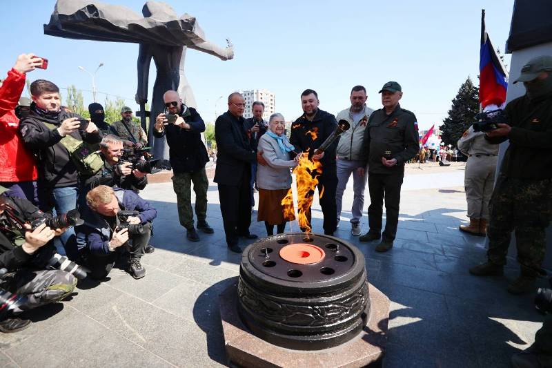 «Единая Россия» зажгла Вечный огонь в Мариуполе