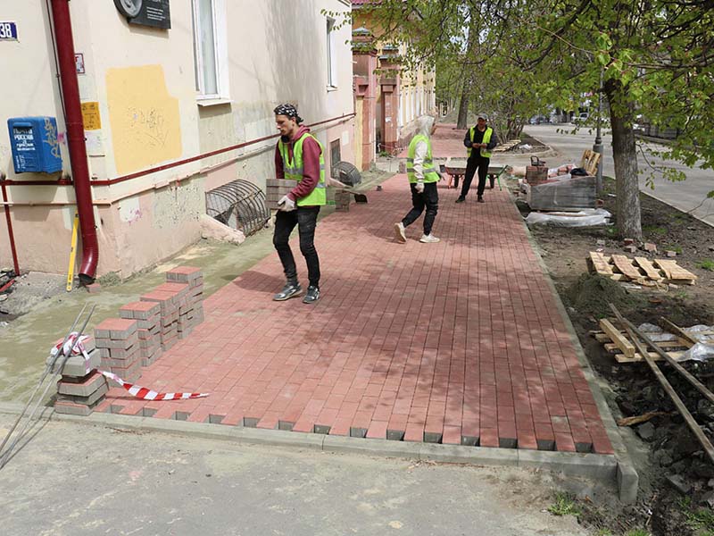 На Октябрьской в Брянске приступили к укладке новых тротуаров