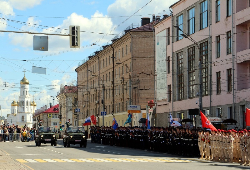 Парад Победы в Брянске в условиях жёлтого уровня: КПП с фейс-контролем и компактный торжественный марш