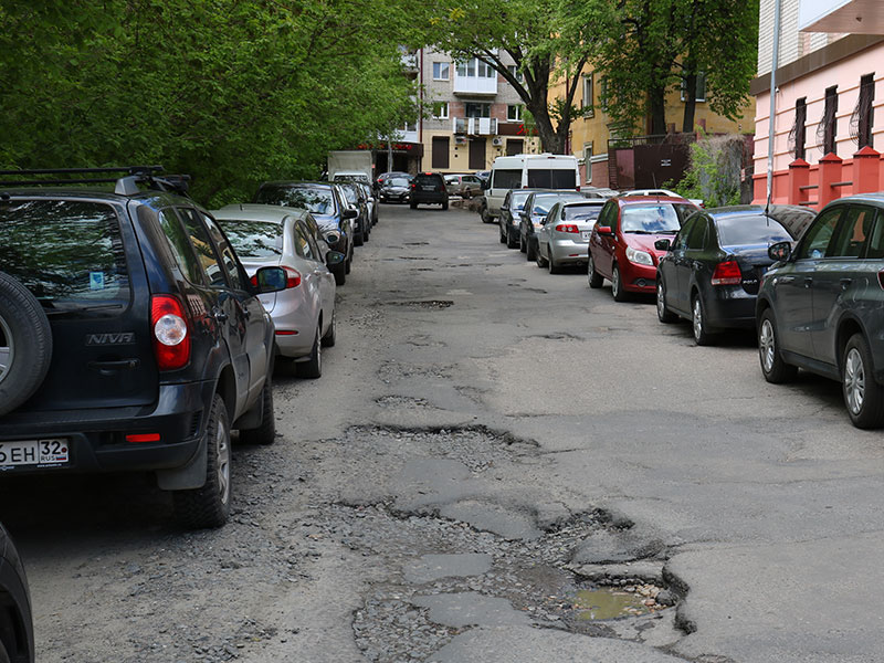 В Брянске 800 метров улицы Пролетарской отремонтируют за 9 млн. рублей. И «успокоят» тремя «лежачими полицейскими»