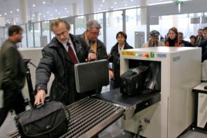 Российские аэропорты попросили не списывать устаревшее иностранное оборудование для досмотра