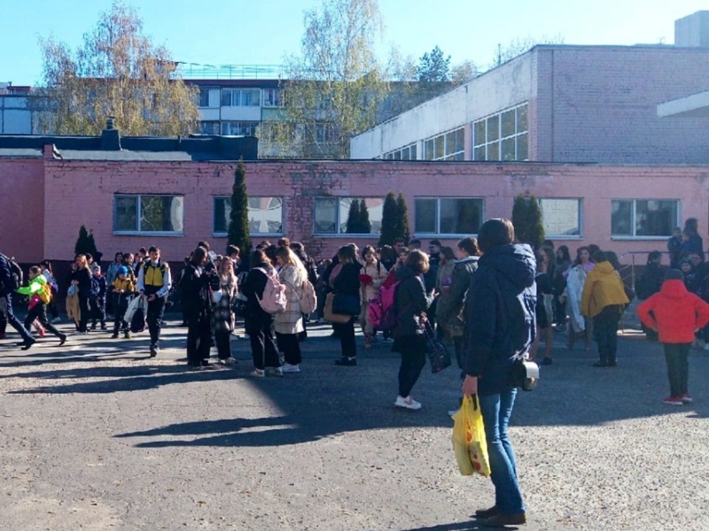 Утро в брянских школах вновь началось с эвакуации. Вторая смена будет учиться по расписанию