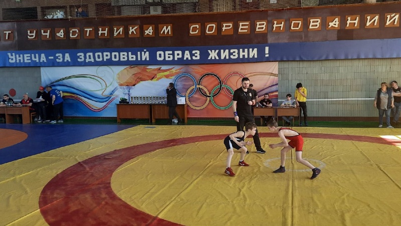 В турнире по вольной борьбе в Унече приняли участие почти 150 юных спортсменов