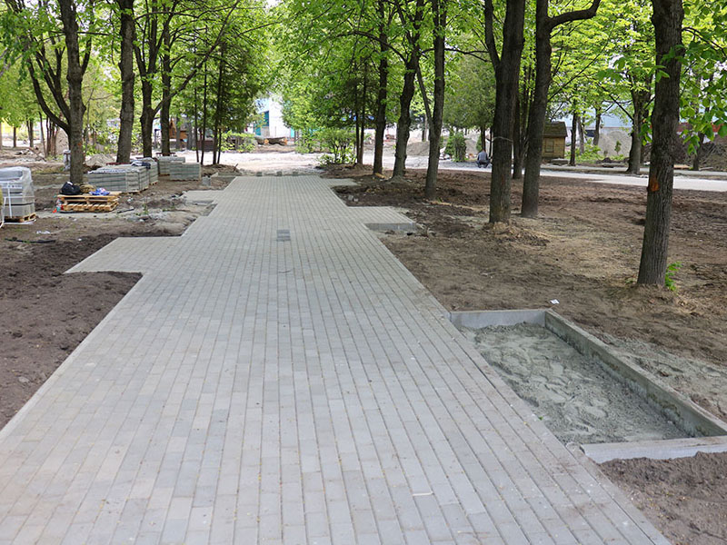 В парке «Юность» в Брянске укладывают широкие тротуары и готовят место под скейтплощадку