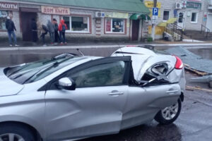 В Брянской области сорванная ураганом крыша упала на автомобиль, пострадали два человека