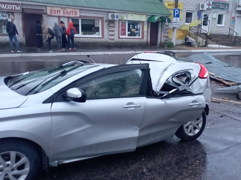 В Брянской области сорванная ураганом крыша упала на автомобиль, пострадали два человека