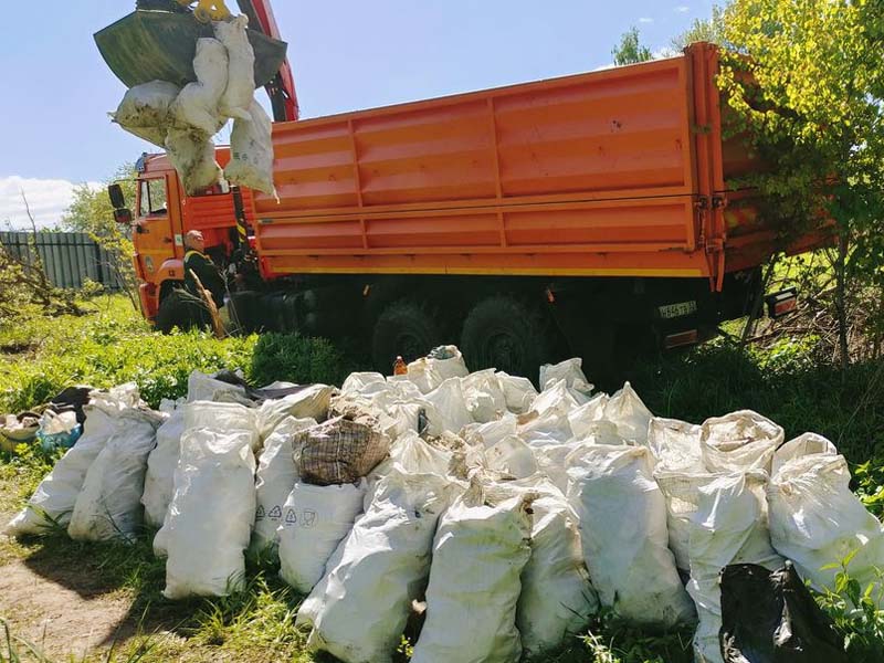 Брянские лесники убрали восемь кубометров мусора у 10-го микрорайона