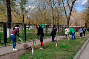 В Брянске на субботнике 30 апреля убрали более тысячи кубометров мусора