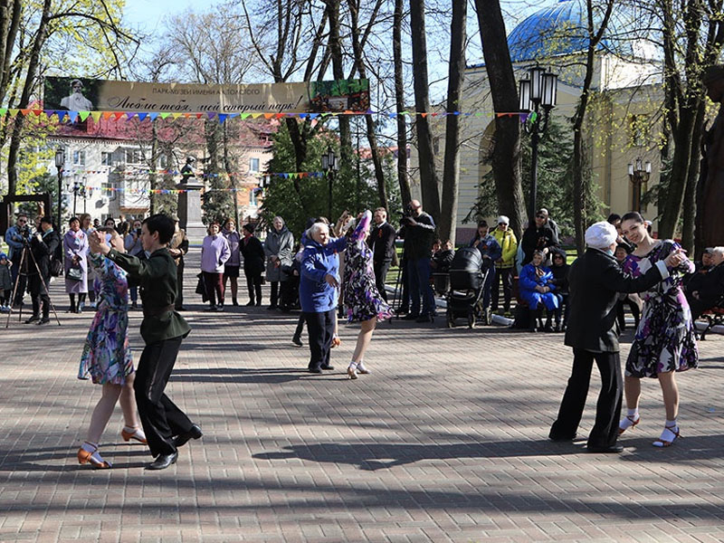 В парке-музее Толстого в Брянске к 9 мая вновь станцевали «Серебряный вальс»