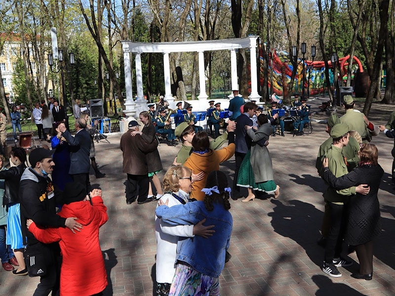 В парке-музее Толстого в Брянске к 9 мая вновь станцевали «Серебряный вальс»