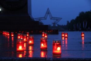 В ночь на 22 июня губернатор возлагал цветы в Бресте, горожане зажигали свечи у Кургана Бессмертия, руководители Брянска патриотические акции проигнорировали
