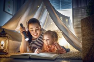 Современные родители в Брянске читают сказки на ночь (папы) и правила воспитания (мамы)