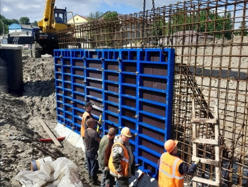 На новом мосту через Десну в Брянске идёт подготовка к бетонированию подпорной стенки