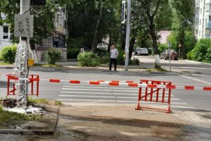 Многострадальный коллектор по улице Ростовской в Брянске прорвало эффектнейшим способом – через столб