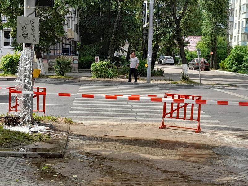 Многострадальный коллектор по улице Ростовской в Брянске прорвало эффектнейшим способом – через столб