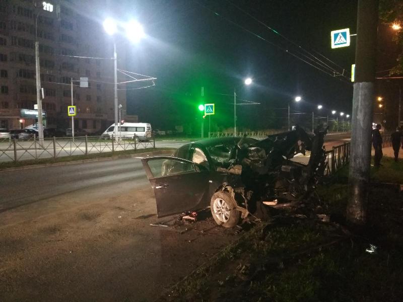 Неудачно покатался: пьяный 19-летний водитель протаранил столб напротив брянской городской ГИБДД