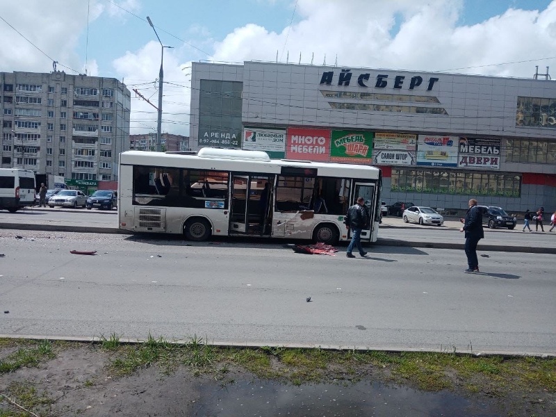 Магнитовский грузовик протаранил рейсовый автобус в Брянске,тяжело ранена пассажирка