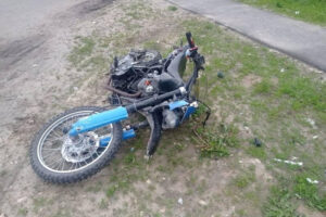 В Комаричах минивэн снес 13-летнего мотоциклиста, выехавшего покататься без разрешения родителей